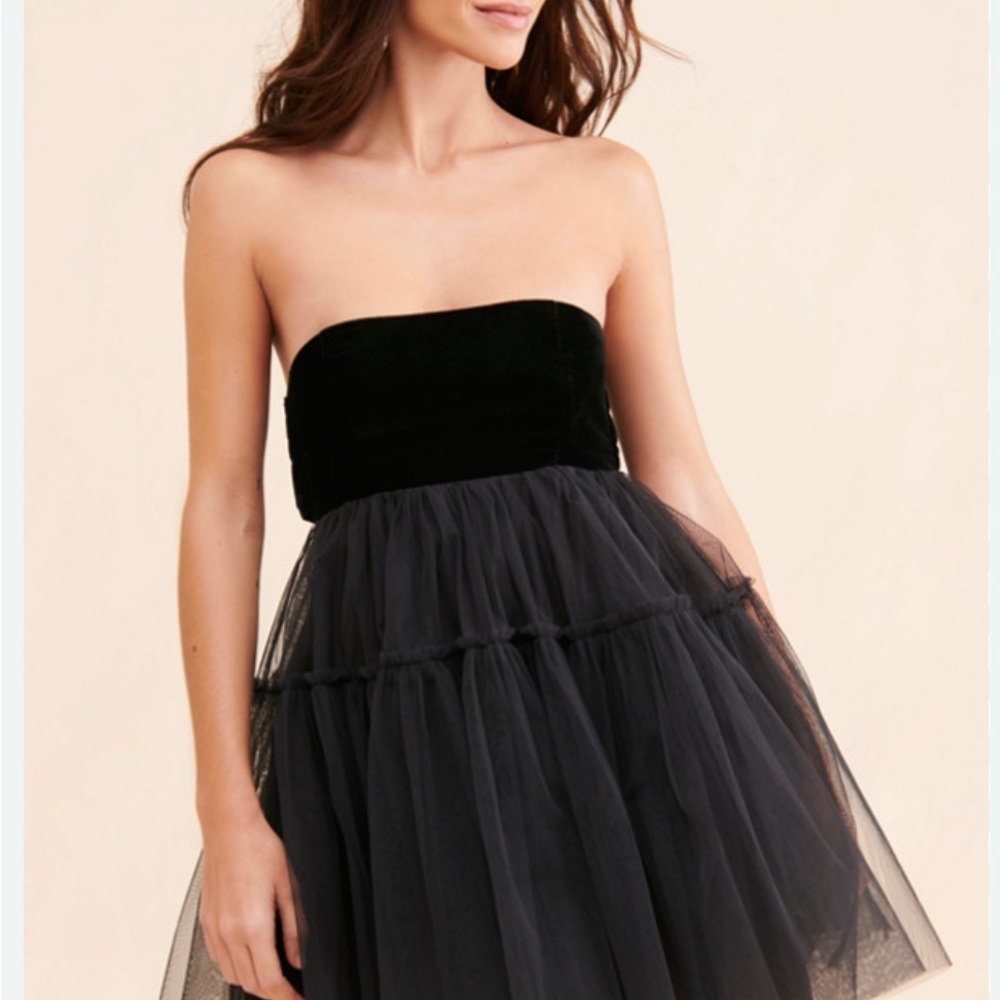 FREE PEOPLE Theo Puff Dress Black
Mini dress strapless A-line multilayered 
Sz M